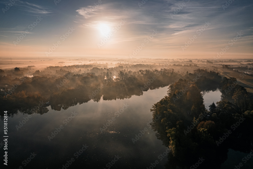Mglisty jesienny poranek na Śląsku w Polsce, polder Buków suchy zbiornik przeciwpowodziowy na rzece Odra we wsi Odra gmina Gorzyce
