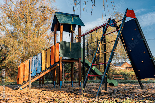Obraz na płótnie wiejski plac zabaw jesienią z huśtawkami, zjeżdżalniami, i ściankami do wspinaczki dla dzieci w salonie