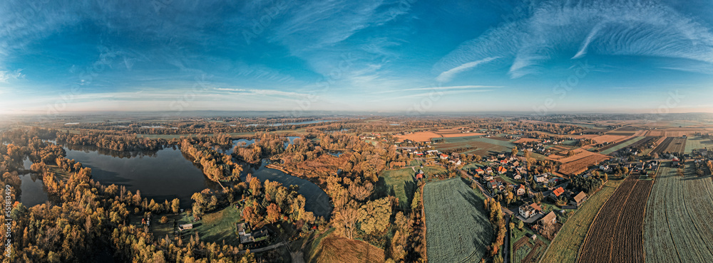 Panorama zbiornika przeciwpowodziowego jesienią, Polder Buków na Śląsku w Polsce z lotu ptaka