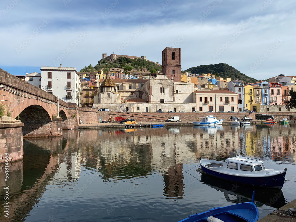Obraz premium Old bridge overlooking the Temo river on the old town of Bosa in Sardinia, Italy