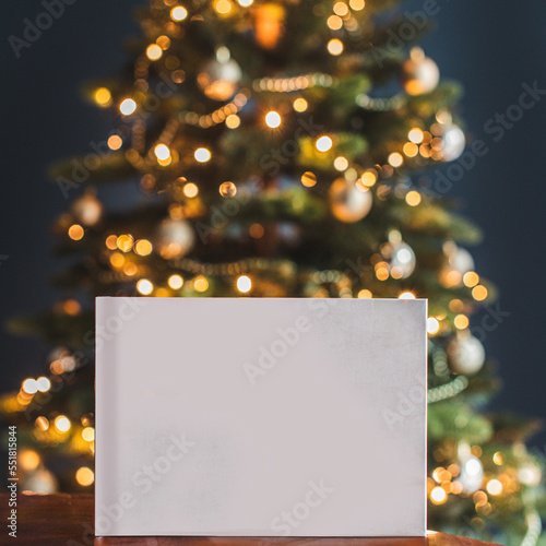 pusty list do świętego mikołaja, bez napisów, pusta kartka na tle choinki na boże narodzenie, choinka świąteczna w tle