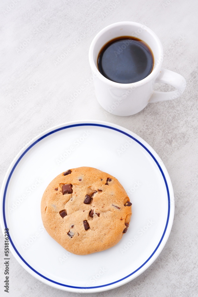 チョコチップクッキーとコーヒー