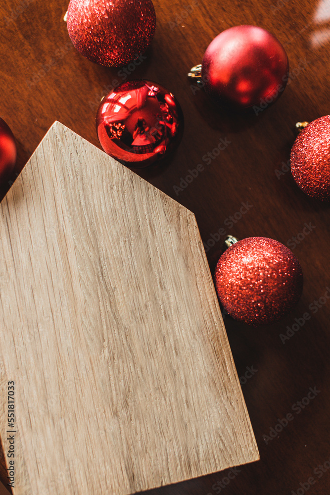 Przepis na nowy rok - postanowienia - drewniana tabliczka w kształcie domku do fotomontażu, nałożenia grafiki i napisów - dębowy płaski domek mock up - w świątecznej aranżacji, z czerwonymi bombkami - obrazy, fototapety, plakaty 