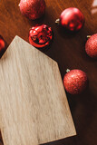Przepis na nowy rok - postanowienia - drewniana tabliczka w kształcie domku do fotomontażu, nałożenia grafiki i napisów - dębowy płaski domek mock up - w świątecznej aranżacji, z czerwonymi bombkami