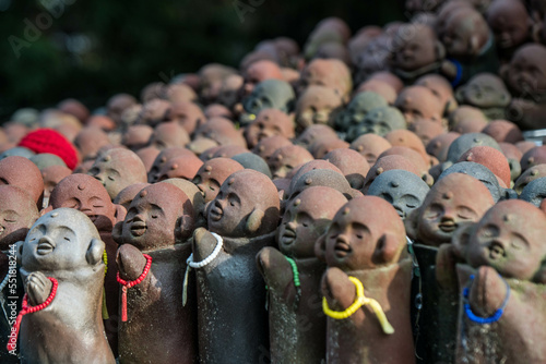 Wallpaper Mural 広島 宮島の弥山本堂にて、祈りを捧げるお地蔵様 Torontodigital.ca