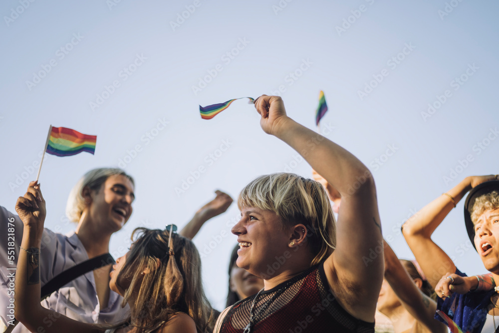 Foto de Happy non-binary person with friends enjoying in LGBTQIA rights ...