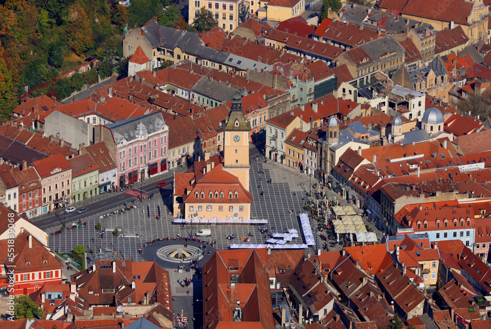 Obraz premium Aerial view of the Piata Sfatului square from Old Town in Brasov city, Transylvania, Romania