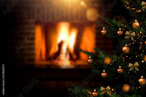 Weihnachtsbaum mit Goldenen Kugeln vor unscharfem Hintergrund mit Fenster