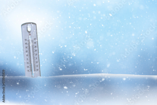 Thermometer mit Minus zehn Grad im Schnee