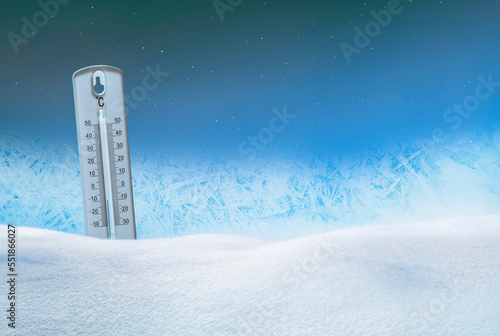 Thermometer mit Minus zehn Grad im Schnee