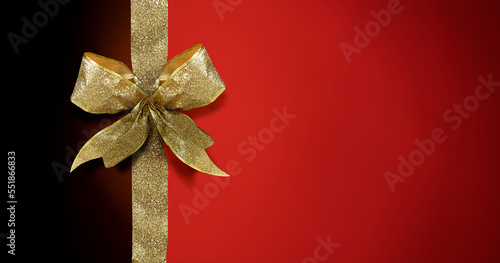 Goldene Schleife am Band vor rotem Hintergrund