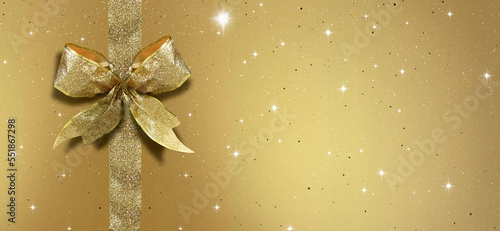 Goldene Schleife am Band vor goldenem Hintergrund