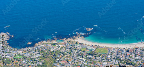 Camps Bay bei Kapstadt aus der Luftperspektive Südafrika