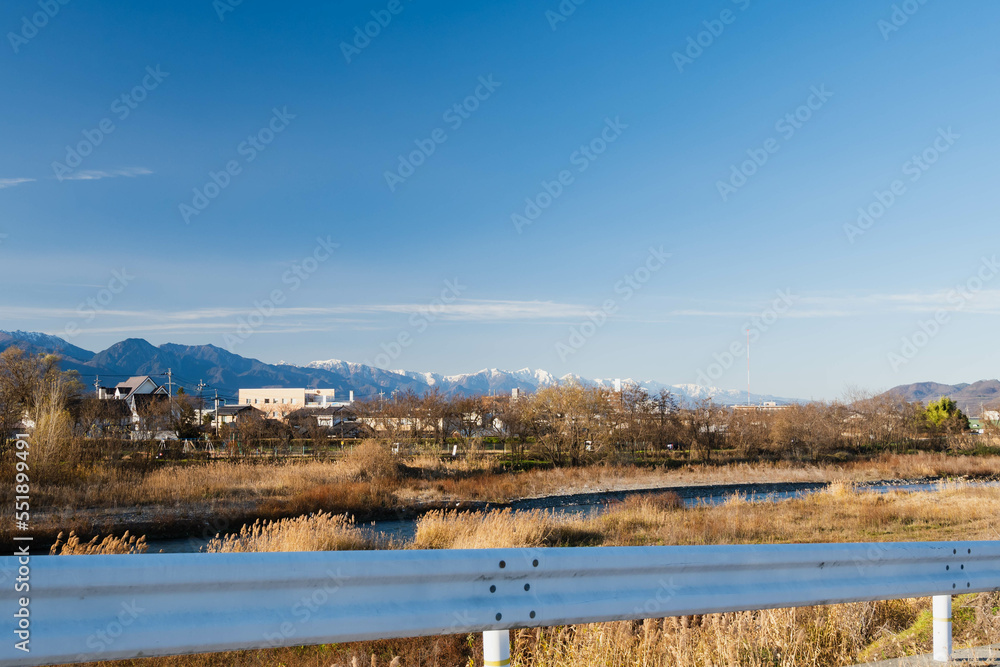 Obraz premium 冬の河川沿いから見る北アルプス 松本市