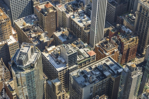 Fotografi Beautiful top-down view of rooftops of skyscrapers in densely built-up Manhattan