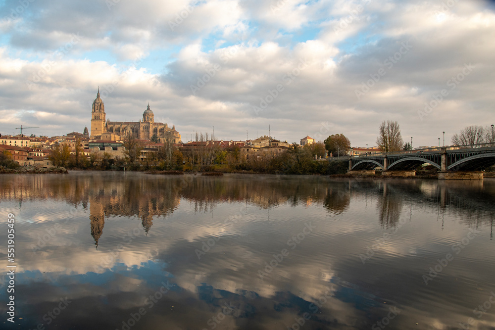 Fototapeta premium Catedral de Salamanca, río Tormes, Castilla y León, España