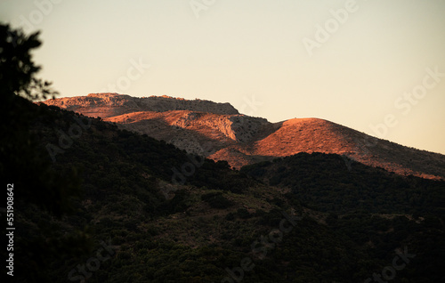 Ultimos rallos de sol en las montañas pintadolas de rosa