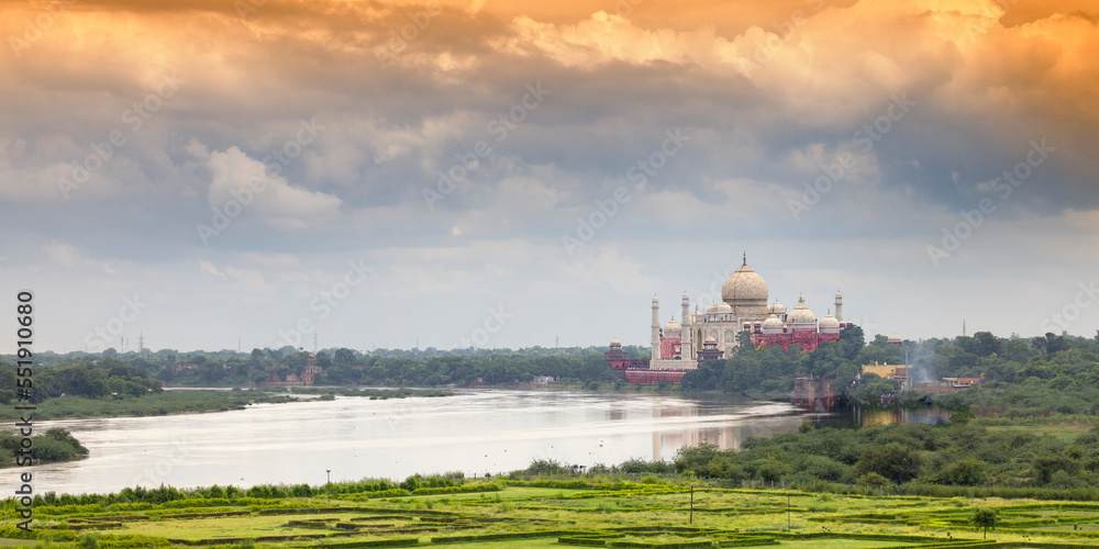 Obraz premium Scenic view of the Taj Mahal next to the Yamuna River. Agra, Uttar Pradesh, India.