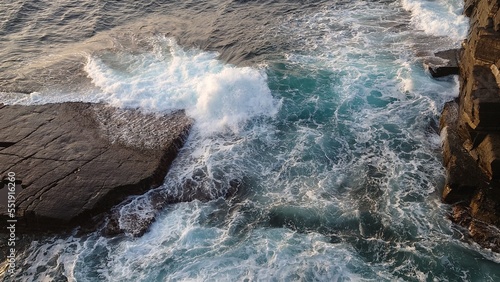 岩石に打ち付け白い水しぶきを上げる荒波