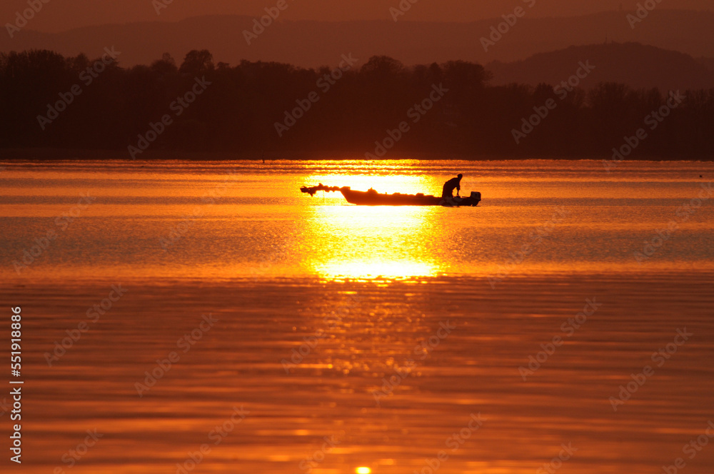 Naklejka premium Fischerboot bei Sonnenuntergang