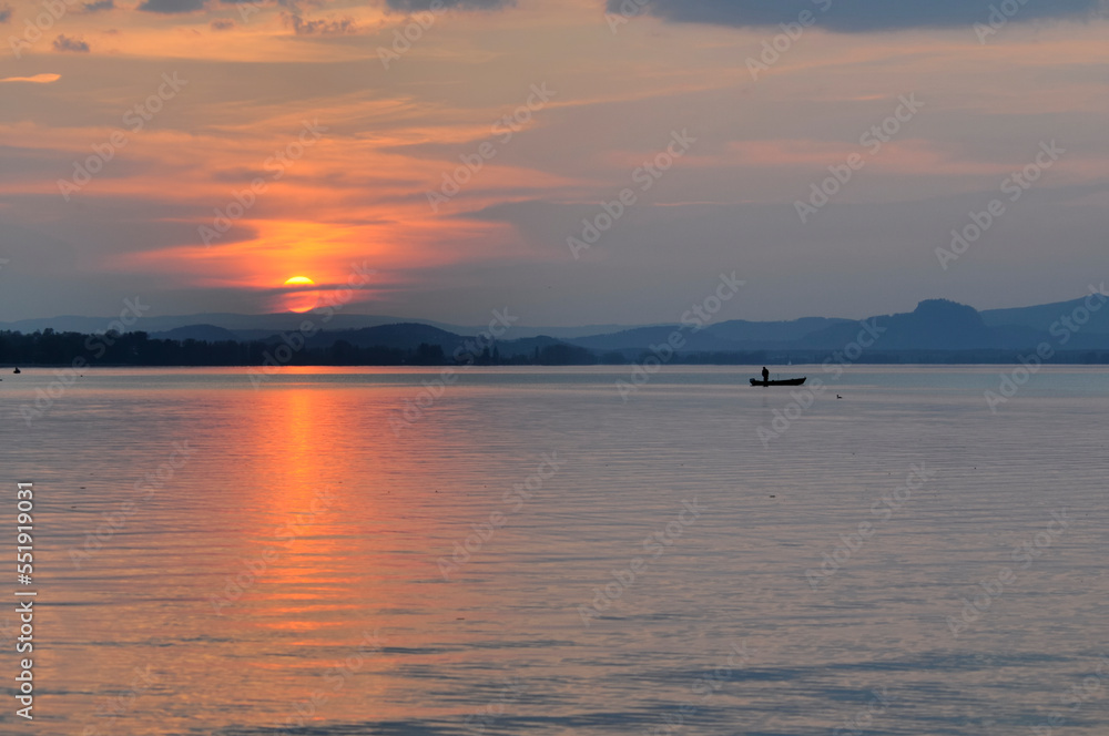 Fischerboot bei Sonneuntergang