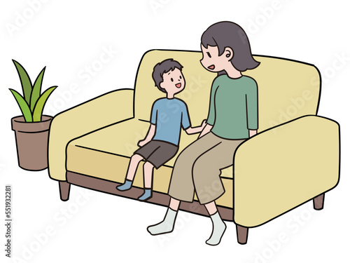 小さな息子とソファでお喋りする母親