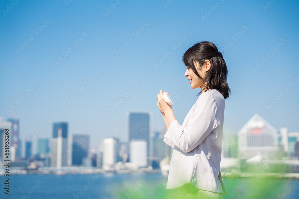 単語帳で勉強をするビジネスウーマン