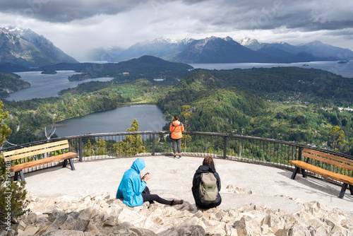 Tres jóvenes damas están observando las bellezas del Cerro Campanario en Bariloche Argentina. photo