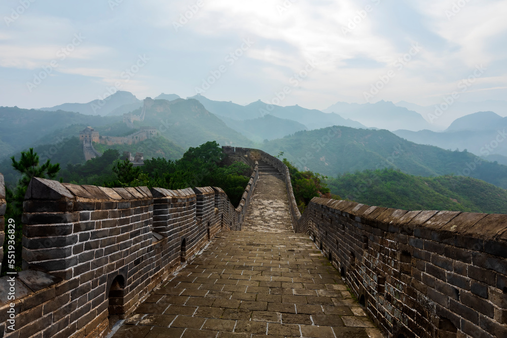 Fototapeta premium Great Wall in China，The Great Wall and the beautiful clouds in the morning