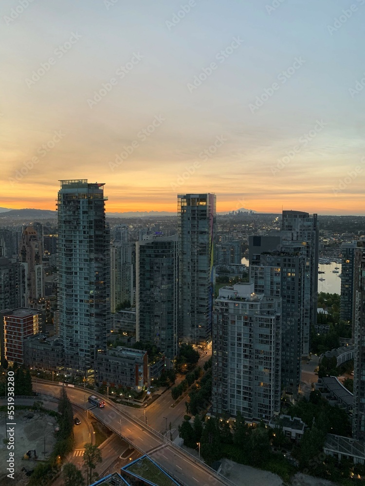 Fototapeta premium city skyline at sunset