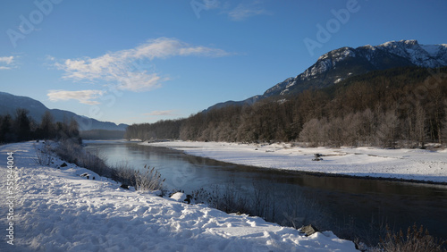 Winter landscape of the Eagle Run dike in Brackendale, Squamish, British Columbia, Canada © StandbildCA