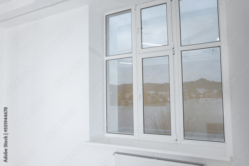 Obraz premium New empty room with clean windows and white wall