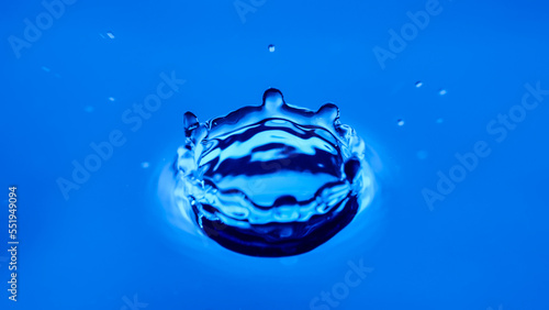 水面で跳ねる水滴 環境イメージ