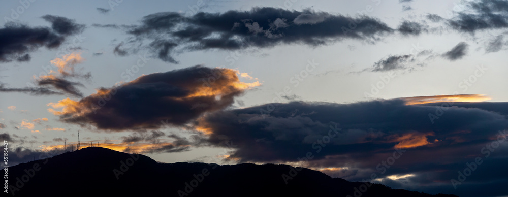 Fototapeta premium Silueta de las antenas del cerro