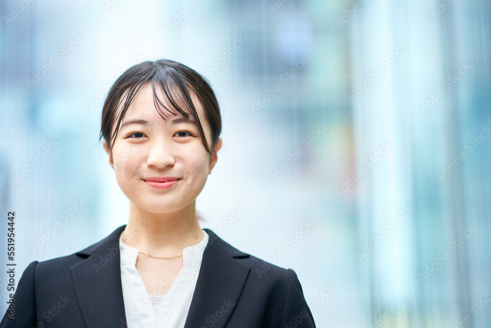 スーツ姿の若い女性 スーツ姿の若い女性
