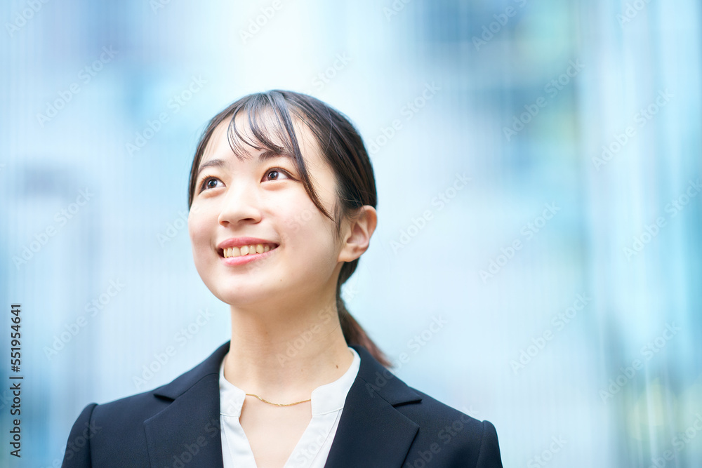 スーツ姿の若い女性 スーツ姿の若い女性