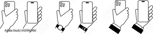スマートフォンを持つ男性の手