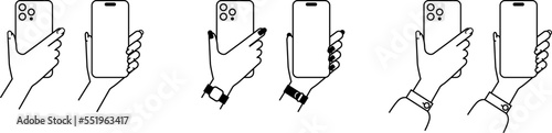 スマートフォンを持つ女性の手