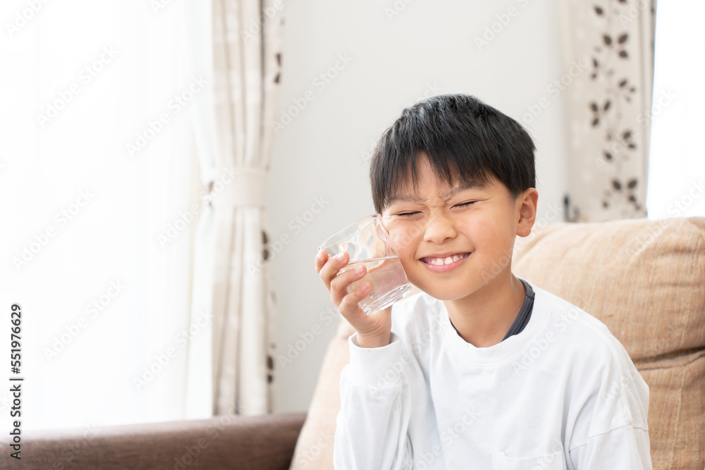 水を飲む小学生の男の子 水を飲む小学生の男の子