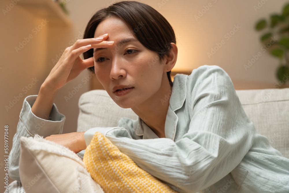 頭を押さえる日本人女性 Stock Photo | Adobe Stock