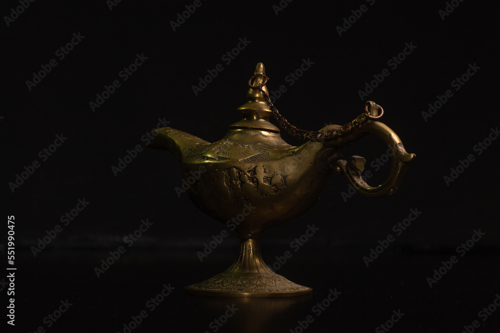 Naklejka premium Aladdin's magic lamp isolated on black background