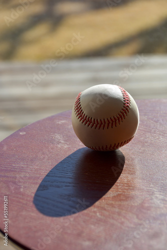 窓辺に置かれた野球ボール