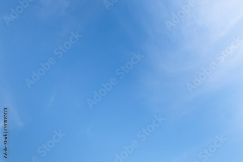 初冬の澄んだ青空と白く薄い雲