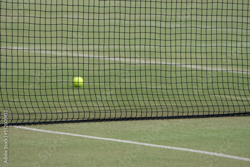 硬式テニスの試合中のテニスコートのネットとテニスボール © Asphalt_STANKOVICH