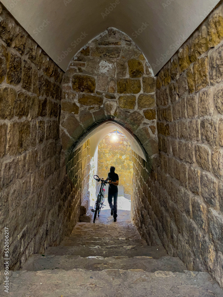 Touristic excursions in the narrow streets, tunnels and secret passages of Mardin
