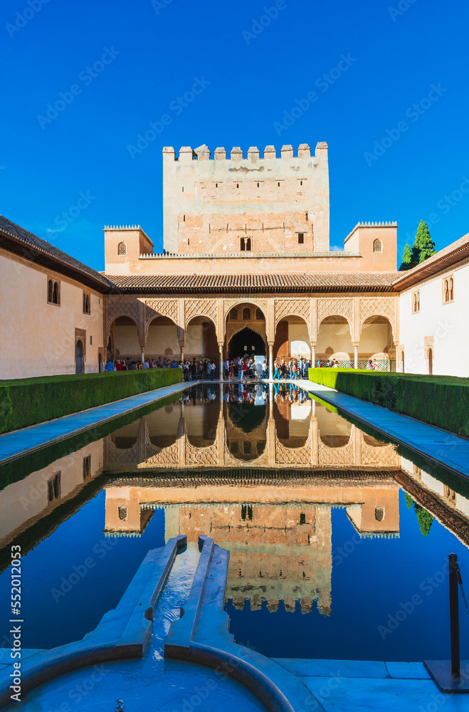 Fototapeta premium アルハンブラ宮殿 アラヤネスの中庭