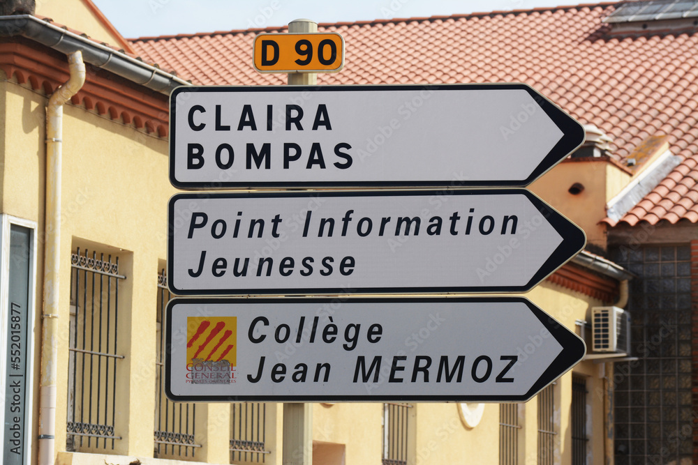 Panneaux de direction : Claira, Bompas, Point information jeunesse, collège Jean Mermoz.