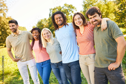 Freunde umarmen sich für Diversität und Integration