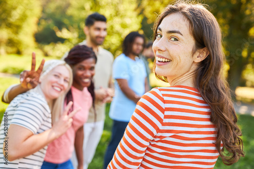 Junge Frau beim Treffen mit Freunden im Sommer