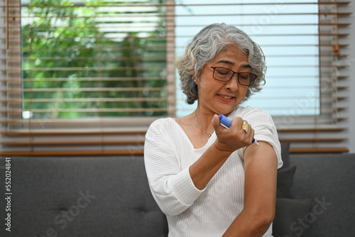 Bilde på lerret Diabetic senior woman injecting insulin shot into her upper arm